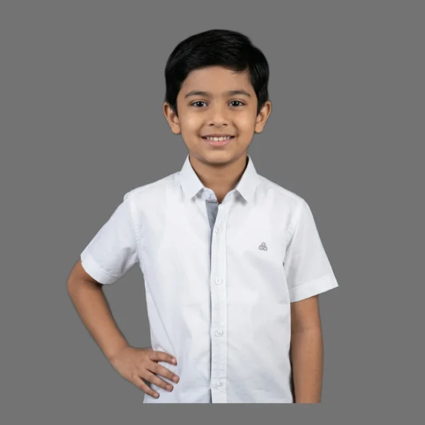 Bright White Essential Short-Sleeve Button-Up Shirt – Classic White Collared Smart Casual Shirt with Contrast Placket